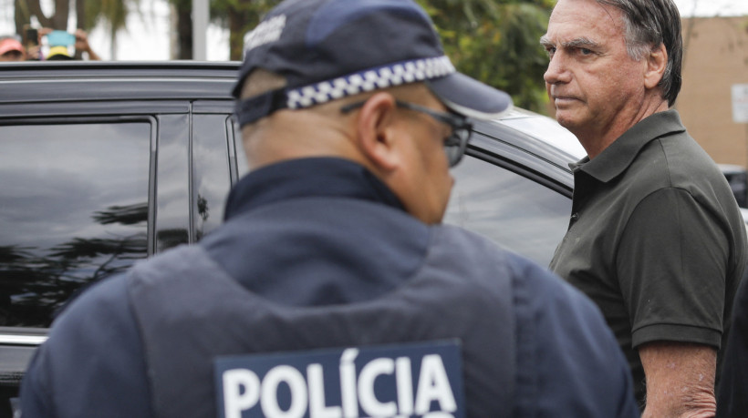O ex-presidente Jair Bolsonaro foi condenado pelo Supremo Tribunal Federal a 27 anos de prisão por conspiração golpista.


Former Brazilian President (2019-2022) Jair Bolsonaro leaves the DF Star hospital in Brasilia on September 14, 2025, after undergoing a series of medical examinations, as he remains under house arrest. Brazil's Supreme Court on September 11 sentenced firebrand ex-president Jair Bolsonaro to 27 years in prison for coup plotting at the end of a landmark trial that divided the nation and drew US fury. (Photo by Sergio Lima / AFP)
