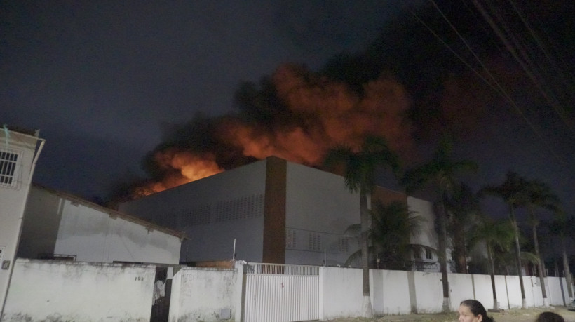Incêndio começou durante a madrugada e assustou os moradores do bairro Jabuti