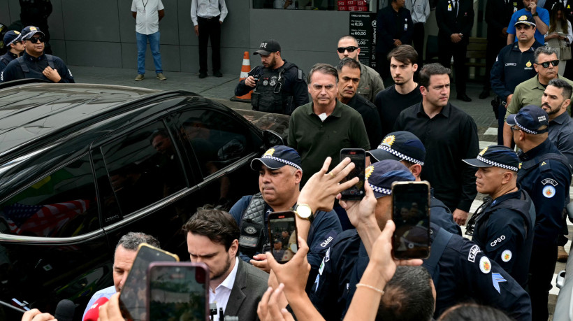 Ex-presidente Jair Bolsonaro deixa o hospital DF Star hospital acompanhado do filho vereador Jair Renan (à direita atrás dele) em 14 de setembro