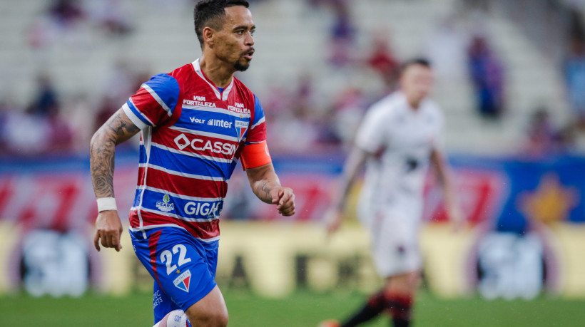 FORTALEZA, CEARÁ, BRASIL, 13-09-2025: Jogo Fortaleza x Vitória, pela série A do Campeonato Brasileiro. O jogo marca a estreia do treinador Martín Palermo. Na foto, Yago Pikachu.  (Foto: Fernanda Barros/ O Povo)
