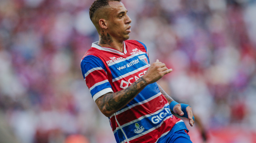 FORTALEZA, CEARÁ, BRASIL, 13-09-2025: Jogo Fortaleza x Vitória, pela série A do Campeonato Brasileiro. O jogo marca a estreia do treinador Martín Palermo.  Na foto, Breno Lopes. (Foto: Fernanda Barros/ O Povo)
