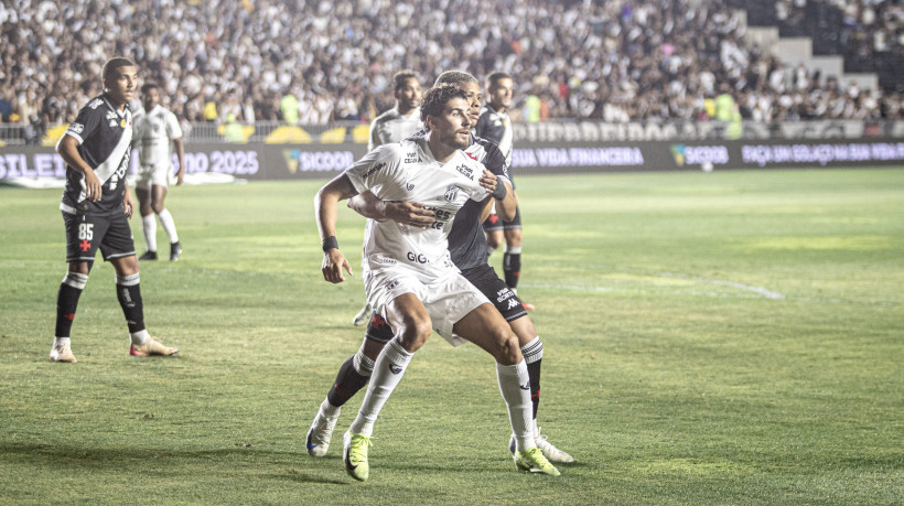 Pedro Raul em disputa pela bola. Ceará enfrenta o Vasco da Gama em São Januário, no Rio de Janeiro, pela Série A do Brasileirão