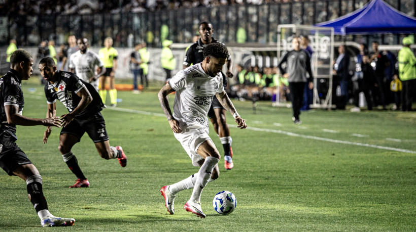 Matheus Bahia com a bola. Ceará enfrenta o Vasco da Gama em São Januário, no Rio de Janeiro, pela Série A do Brasileirão