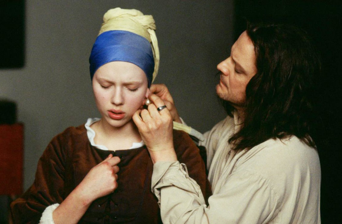 Em Girl with a Pearl Earring (2003), Colin Firth interpretou o pintor holandês Johannes Vermeer, ao lado de Scarlett Johansson. Com delicadeza e profundidade, ele deu vida ao artista por trás da famosa obra, em um drama visualmente deslumbrante e emocionalmente sutil.