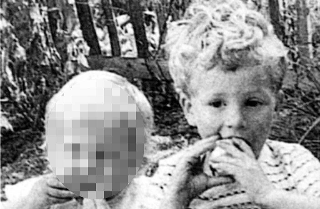 Colin Andrew Firth nasceu em 10-09/1960, na cidade de Grayshott, no condado de Hampshire, Inglaterra. Reconhecido por sua elegância e talento, ele se consolidou como um dos atores britânicos mais respeitados e versáteis do cinema contemporâneo.