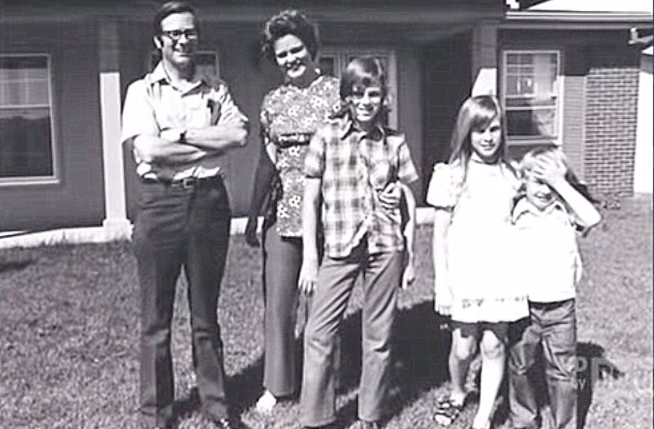 Filho de professores universitários, teve uma infância marcada por experiências internacionais, vivendo na Nigéria e nos Estados Unidos. Cresceu ao lado de seus dois irmãos: Katie, que atua como atriz e técnica de voz, e Jonathan, também ator, com quem compartilha o talento artístico da família.