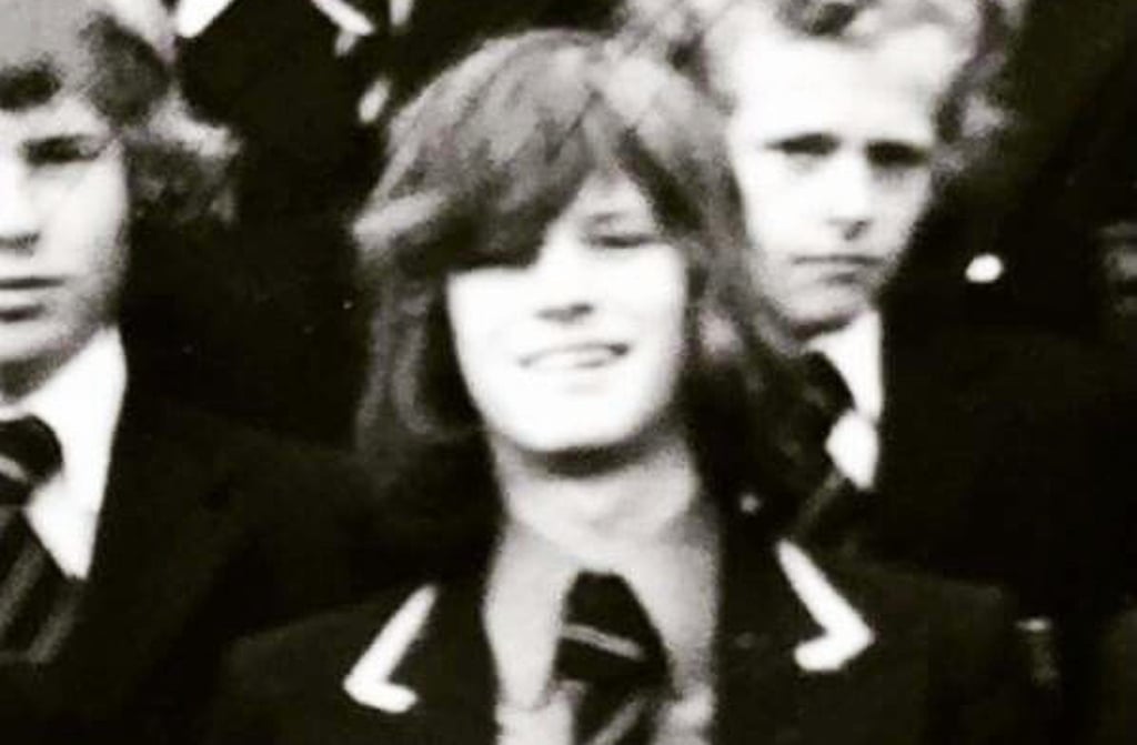 Aos 14 anos, Colin Firth decidiu seguir a carreira de ator, movido por sua paixão pelas artes cênicas. Estudou no prestigiado Drama Centre London e integrou o National Youth Theatre, onde deu os primeiros passos para construir uma trajetória sólida e admirada no teatro e no cinema.