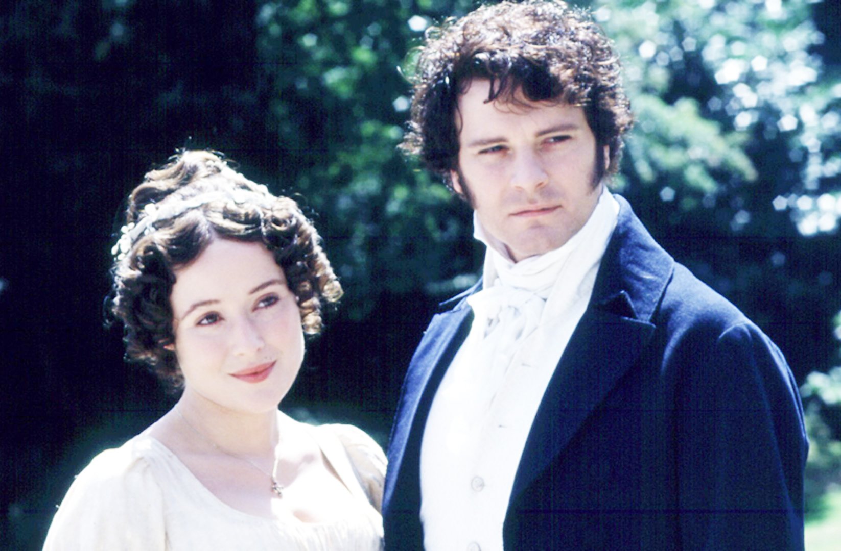 Firth alcançou fama internacional ao interpretar o icônico Mister Darcy na série da BBC Pride and Prejudice (1995). O papel não apenas o consagrou como galã britânico, mas também marcou sua imagem como símbolo de charme e sofisticação no cinema e na televisão. 
