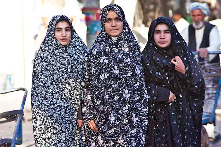 As vestimentas femininas em países muçulmanos estão profundamente ligadas a tradições religiosas e culturais, variando conforme a região. Muitas vezes, essas roupas simbolizam modéstia, fé e identidade, mas também podem ser vistas como imposições.