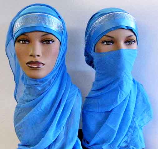 Hijab – O hijab é o tipo mais conhecido, sendo usado por milhões de mulheres muçulmanas ao redor do mundo. Trata-se de um lenço que cobre o cabelo, o pescoço e, em alguns casos, os ombros.