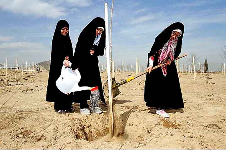 Chador – No Irã, a peça tradicional é o chador, um grande manto semicircular que cobre o corpo inteiro. Ele é geralmente usado em público, acompanhado de um lenço por baixo para garantir cobertura total.