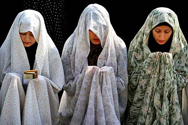 O chador costuma ser preto, mas pode aparecer em outras cores em ambientes mais privados. É associado fortemente à Revolução Islâmica de 1979, que reforçou sua obrigatoriedade em espaços públicos.