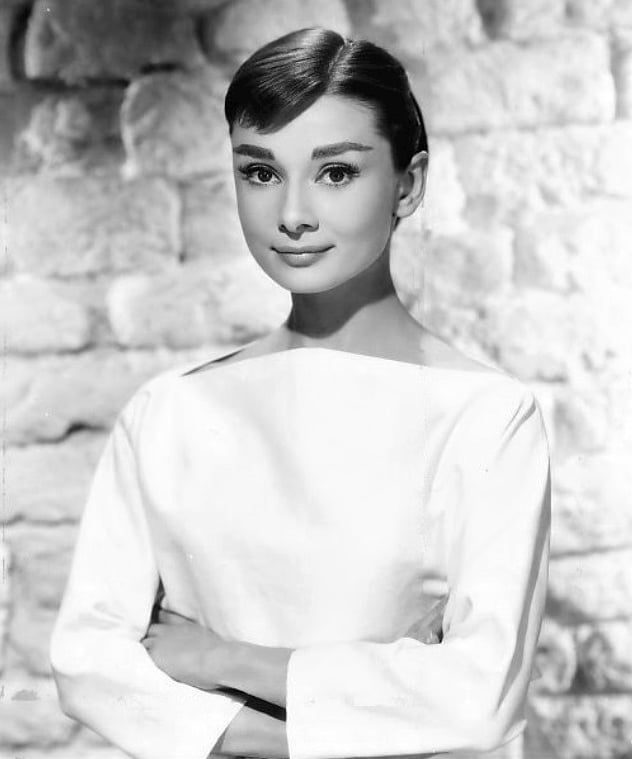 Audrey Hepburn (1929-1993) - A atriz se tornou um ícone dos anos 50, nos Estados Unidos, tamanha a popularidade que atingiu. O canal de TV “VH1” a colocou em 34º na lista dos “200 Maiores Ícones da Cultura Pop de Todos os Tempos”.
