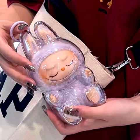 O visual do bichinho pode variar bastante, afinal existem muitas versões e colaborações especiais. Algumas delas, com roupas temáticas, inspiradas em feriados, filmes ou personagens famosos.
