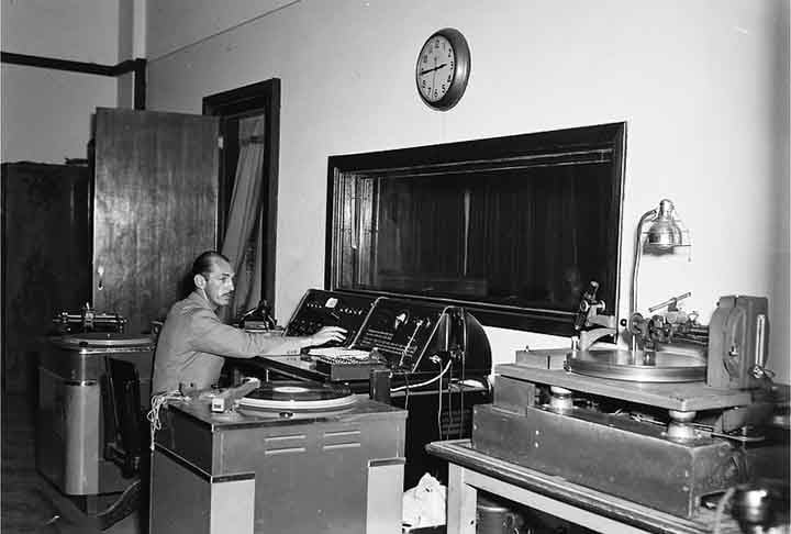 Na década de 40, ela foi estatizada pelo governo de Getúlio Vargas, durante o chamado Estado Novo, servindo também como veículo de propaganda do regime. 
