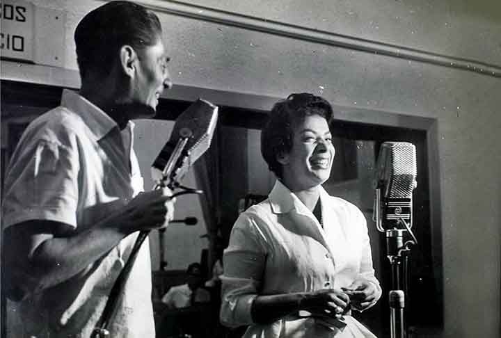 Cantores como Francisco Alves, Orlando Silva, Ataulfo Alves, Marlene, Emilinha Barbosa, Cauby Peixoto, Elizeth Cardoso(foto)  e  Ângela Maria brilharam nas transmissões do palco da Rádio Nacional acompanhados de orquestras e se tornaram fenômenos de popularidade à época.
