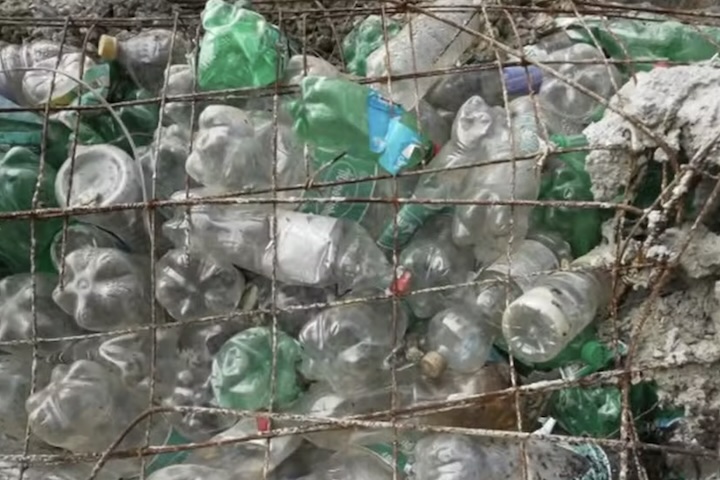 Entre os materiais estão 3 mil pneus, garrafas pet e isopor coletados por pescadores na Baía de Guanabara.