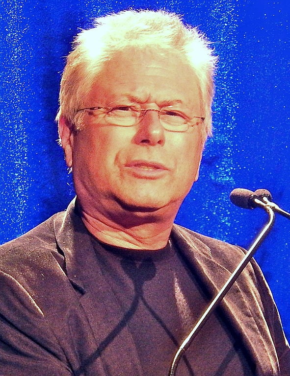 Alan Menken (1949-) - Mais um compositor norte-americano que conquista o “EGOT”. Alan é famoso por compor trilhas de diversos filmes dos Estúdios Disney, como “A Pequena Sereia”, “A Bela e a Fera”, “Aladdin” e “Pocahontas”, por exemplo.
