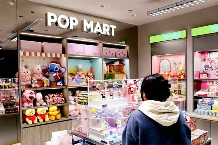 Nos últimos meses, a febre mundial desses bonecos foi retratada em longas filas para comprar em cidades como Londres e Xangai. 

