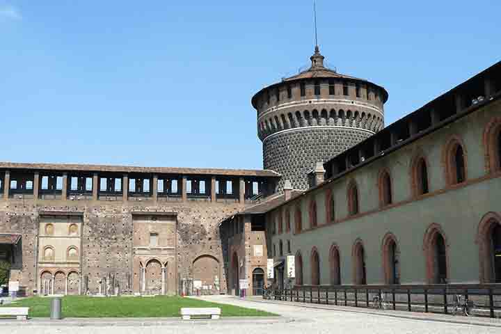 Franco Guzzetti, professor da Politécnica de Milão, destacou que o objetivo é recriar digitalmente tanto a aparência atual quanto elementos históricos do castelo.