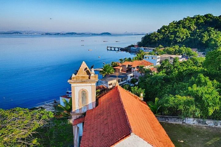 Além disso, Magé guarda forte ligação com o período colonial e o ciclo do café, tendo abrigado antigas fazendas e engenhos.