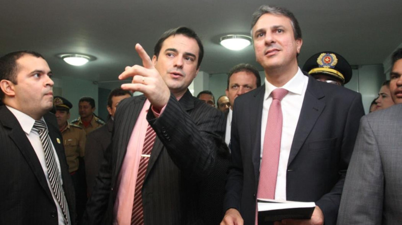 Capitão Wagner e Camilo Santana são de grupos políticos opostos no Ceará. Foto na Assembleia Legislativa do Ceará, em 23 de abril de 2015 