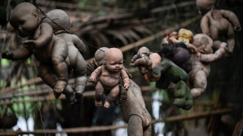 Bonecas velhas e deterioradas penduradas Isla de las Munecas (Ilha das Bonecas) em Xochimilco, México