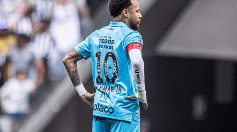 Camisa 10 do Peixe torceu o tornozelo logo no início da partida e voltou a reclamar das condições do campo