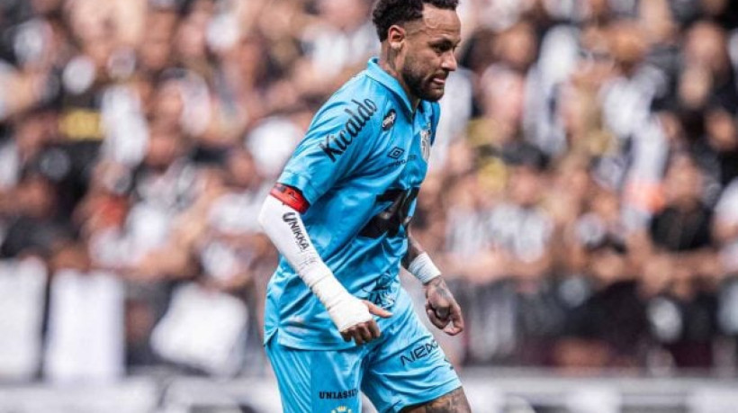 Jogador sofreu uma entorse no tornozelo logo nos primeiros minutos da partida contra o Atlético e criticou gramado sintético