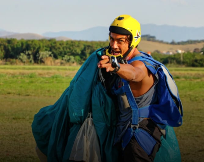 O sócio lamentou a perda e destacou que Farrel faleceu “fazendo o que mais gostava”. Segundo a Polícia Militar, houve falha no equipamento, e o caso está sendo investigado.