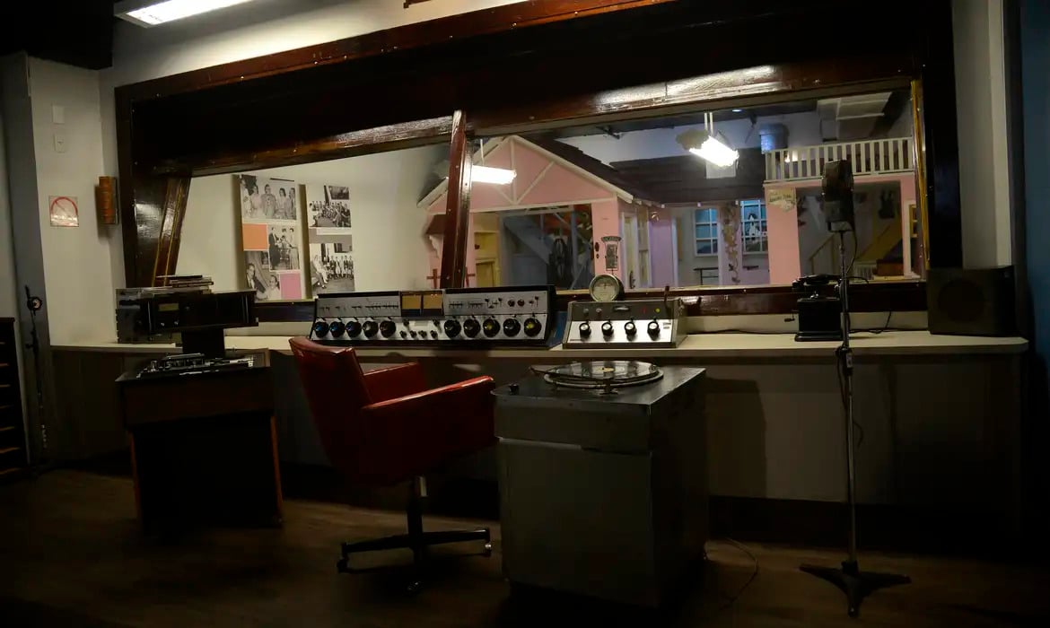 A emissora lançou uma série de 90 radiodocumentários e um novo site, como parte da contagem regressiva para os 90 anos em agosto de 2026. As ações reforçam o legado histórico da rádio e sua conexão com o público em diferentes plataformas.
