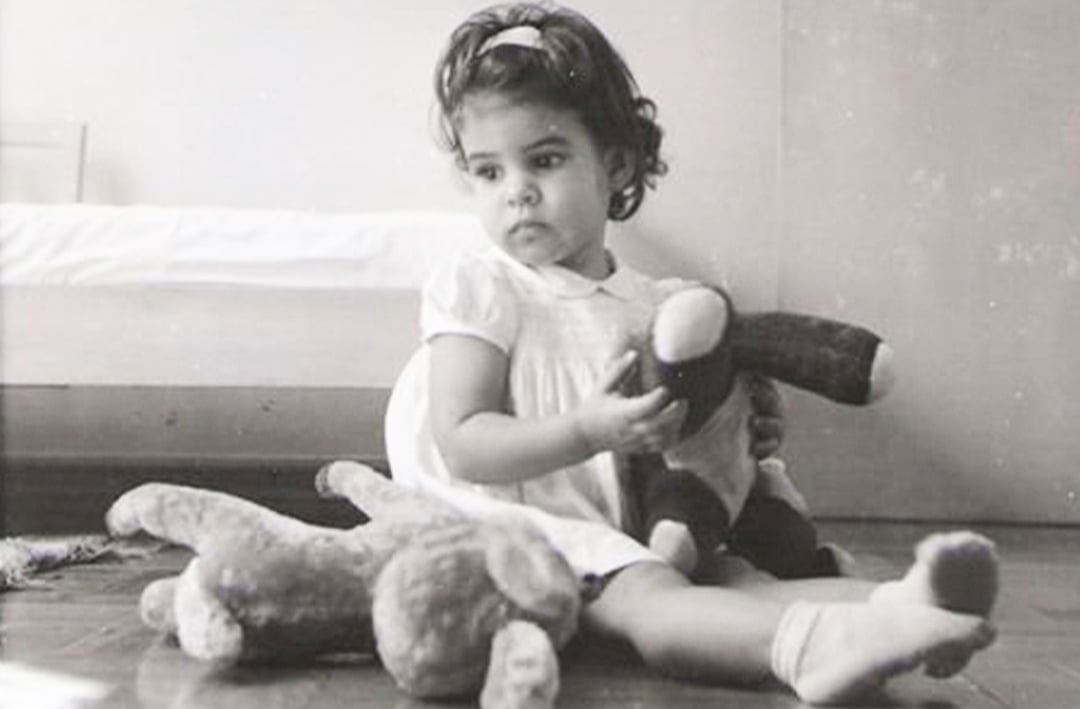 Fernanda Sampaio de Lacerda Abreu, nascida em 08/09/1961 no Rio de Janeiro, é cantora, compositora e bailarina. Sua infância e adolescência se deu em ambiente musical e carnavalesco.