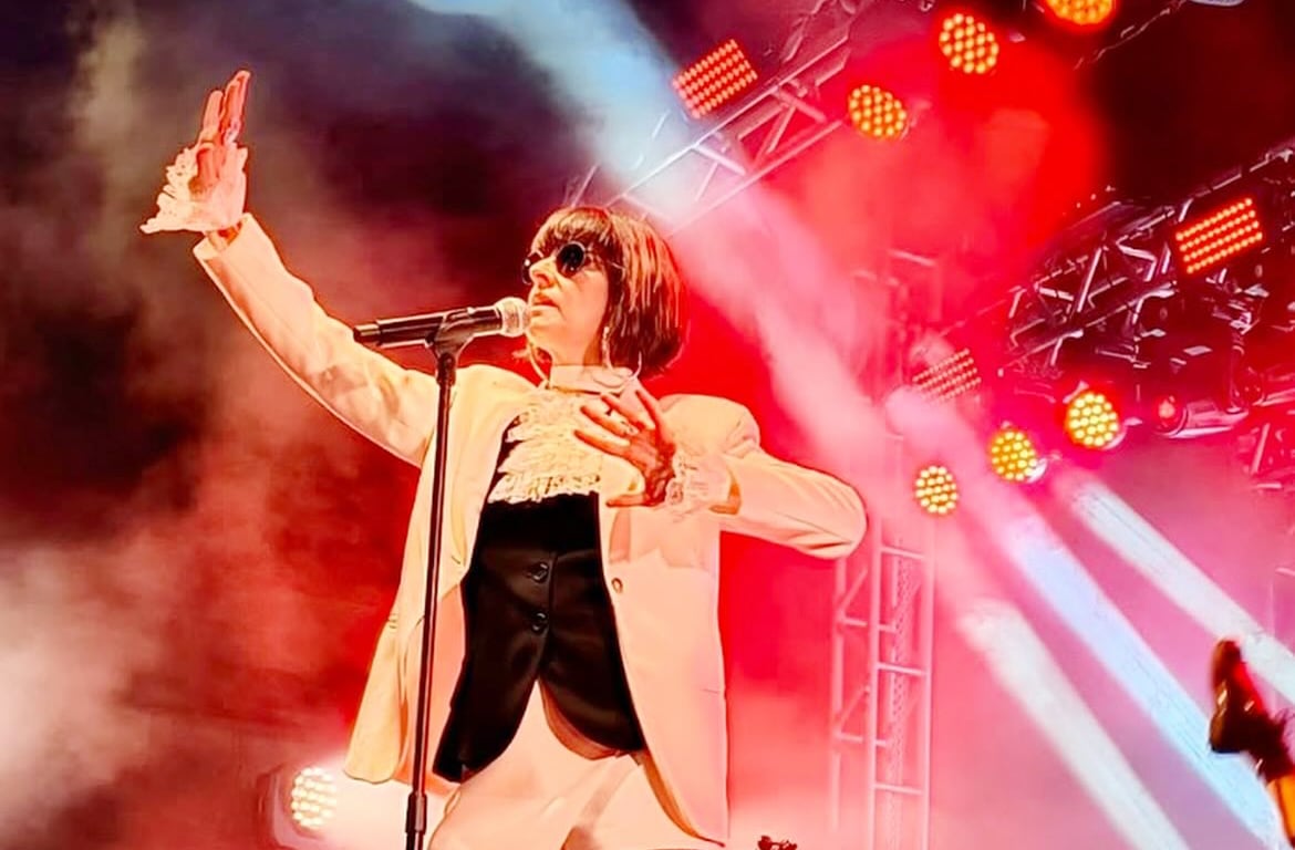 Por sua grande contribuição ao gênero musical, Fernanda Abreu passou a ser considerada a mãe do pop dançante brasileiro, misturando samba, funk, soul, rhythm and blues e música eletrônica com coreografias marcantes.
