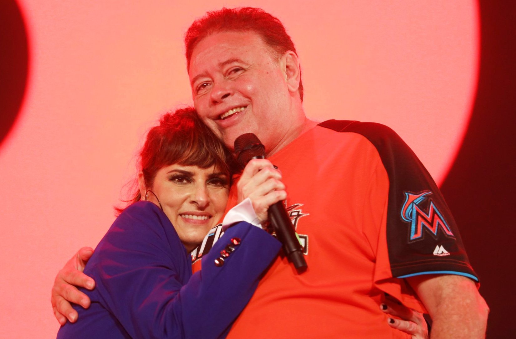 Fernanda Abreu também formou uma dupla de sucesso ao lado de DJ Marlboro, com quem ajudou a popularizar o funk carioca nas rádios.
