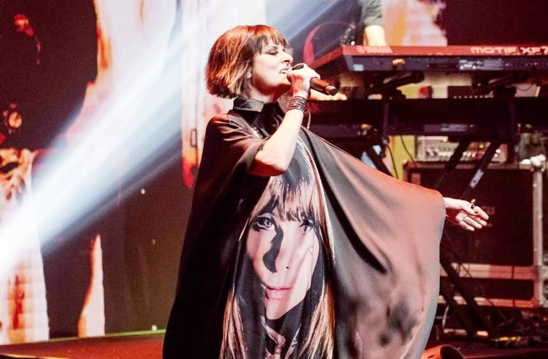 Embora suas colaborações internacionais não sejam tão numerosas quanto as nacionais, Fernanda incorporou samplers de artistas do porte de Madonna e Labelle em seus álbuns. Apresentou-se na Europa com o sucesso “Veneno da Lata”, expandindo sua influência musical.