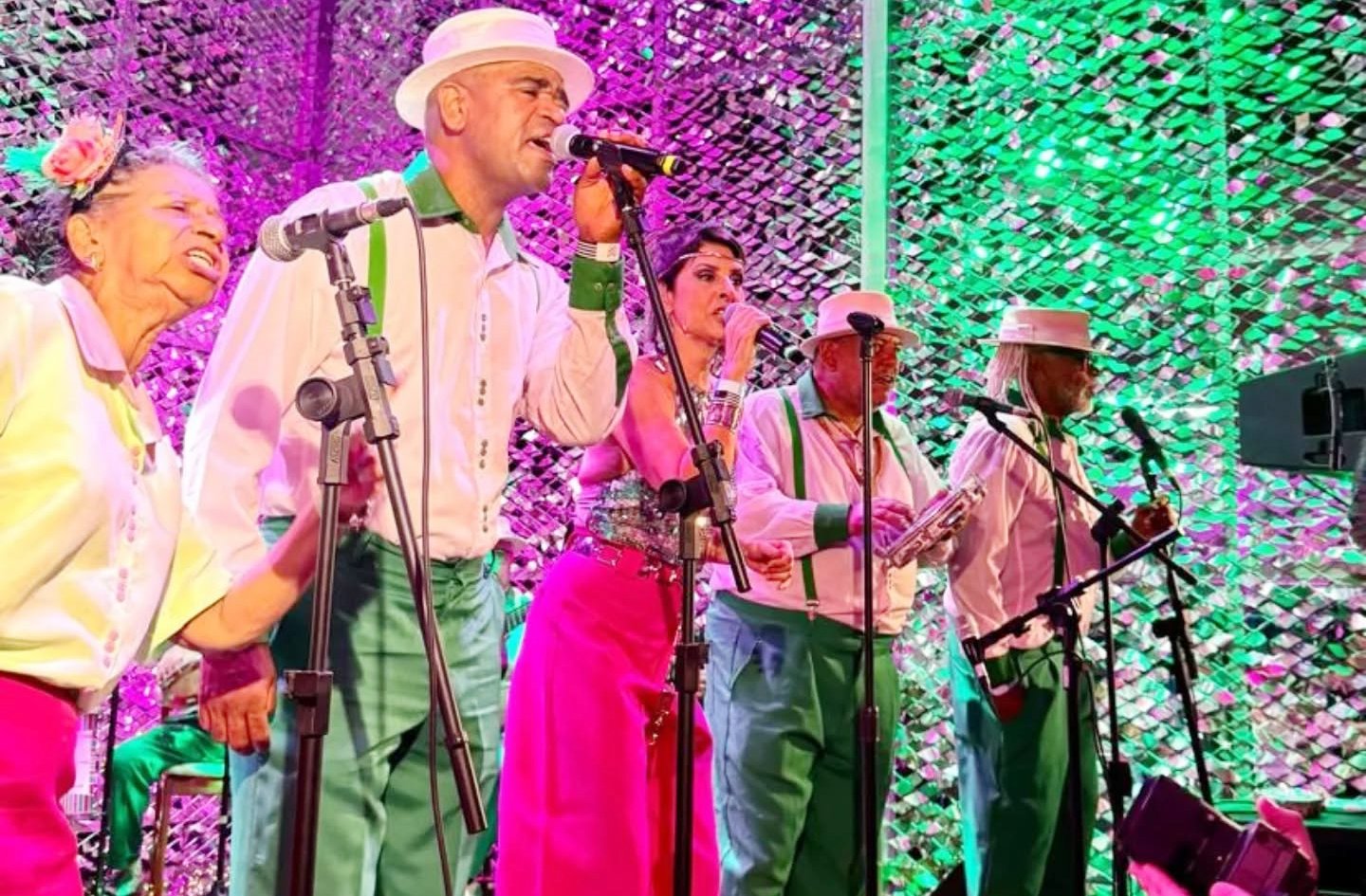 Apaixonada pelo Carnaval, Fernanda Abreu tem uma relação especial com a Estação Primeira de Mangueira. Interpretou o “Samba Mangueira 2010”, participou de eventos da escola e colaborou com a Velha Guarda da agremiação. Já foi destaque em desfiles e atração principal no camarote VerdeRosa, um dos mais exclusivos da Sapucaí, em 2025.