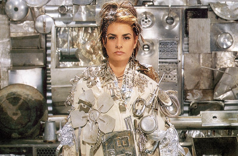 Três anos depois, no álbum “Da Lata”, Fernanda aparece sem roupa no encarte, coberta por sucata. O álbum misturou pop, rhythm and blues e funk, com destaque para “Veneno da Lata”.

