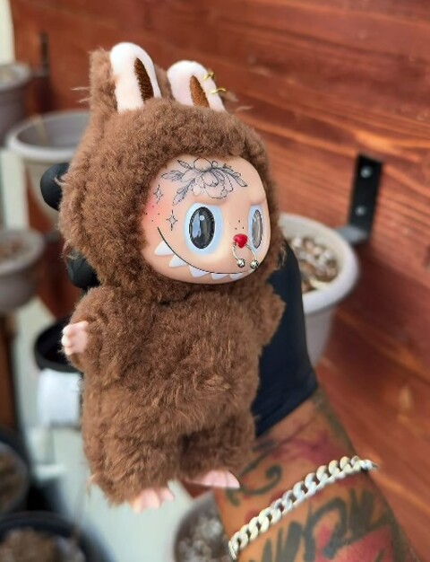 Atualmente, ele cobra US$ 217 (cerca de R$ 1,1 mil) em uma peça personalizada, mas planeja elevar o preço para US$ 300, chegando a R$ 1,6 mil. 