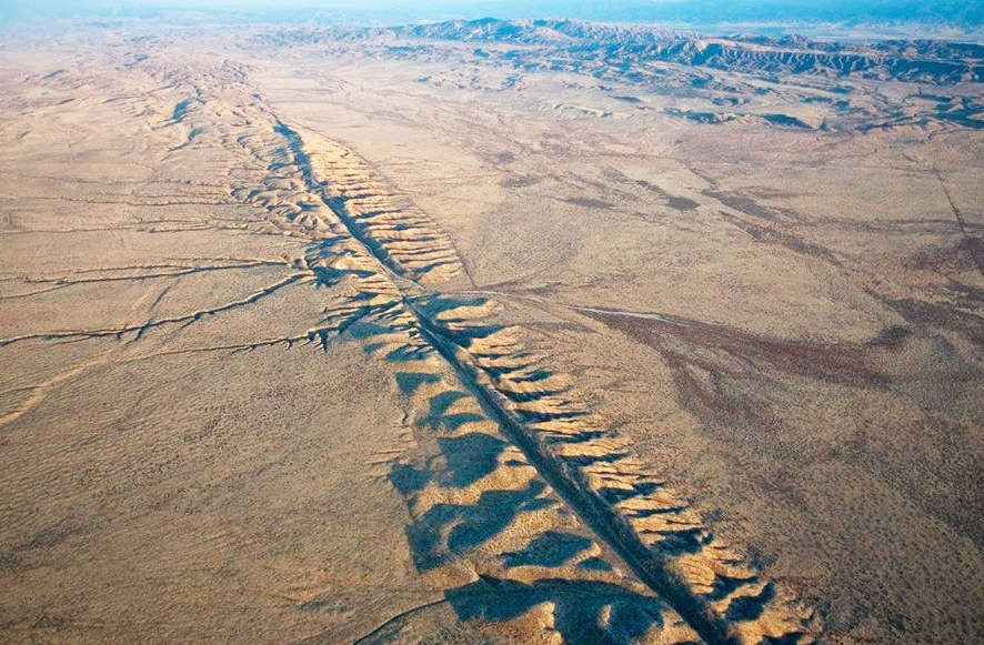 Los Angeles, aliás, está construída sobre a Falha de San André, o que provoca sismos com frequência. Em 1994 aconteceu o terremoto de Nothridge, um bairro da cidade e que deixou 72 mortos.