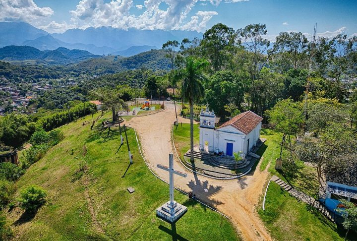 Cercada por áreas de preservação da Mata Atlântica, Magé tem grande riqueza natural, com rios, cachoeiras e trilhas que atraem ecoturistas e praticantes de esportes ao ar livre.