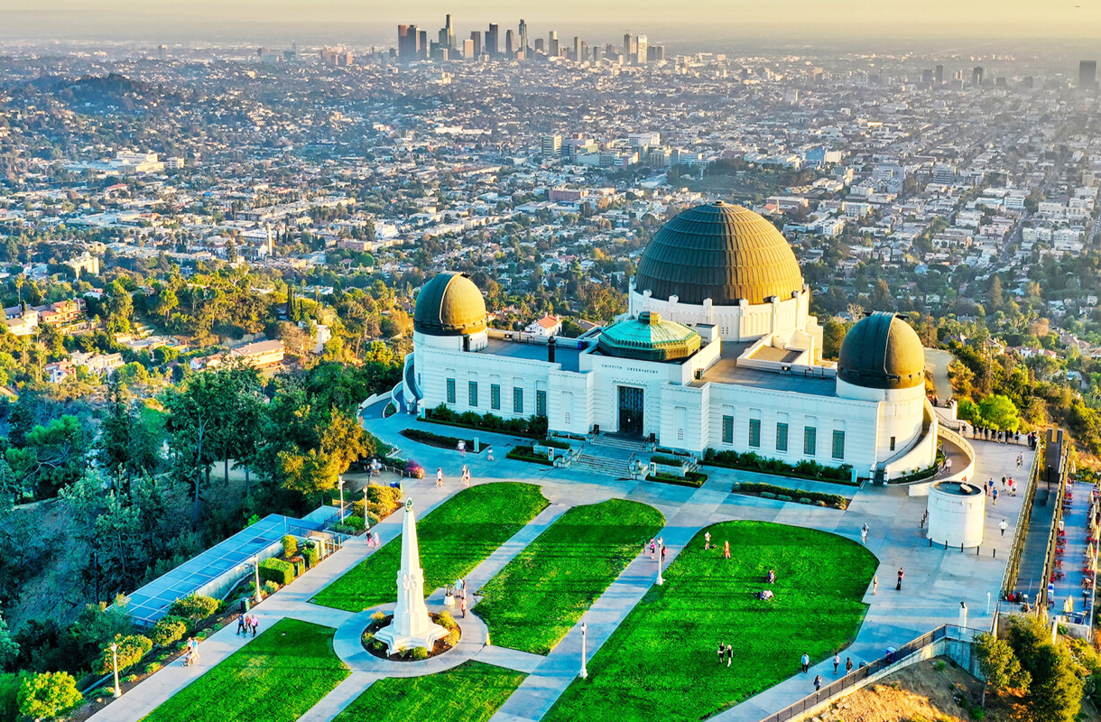 Já o Observatório Griffith oferece vistas incríveis da cidade e do céu estrelado, além de exposições científicas e trilhas naturais. Ícone cultural de Los Angeles, o local também já foi cenário de filmes e encanta visitantes com sua atmosfera única.
