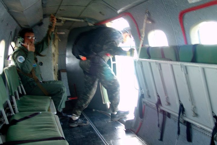 Após a guerra, muitos ex-militares continuaram praticando os saltos por hobby, surgindo então os primeiros clubes civis de paraquedismo.