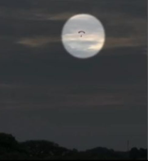 Além do principal não ter aberto, o reserva sofreu um twist (enrolamento), impedindo a frenagem. Carolina perdeu altitude rapidamente e não resistiu à queda. 