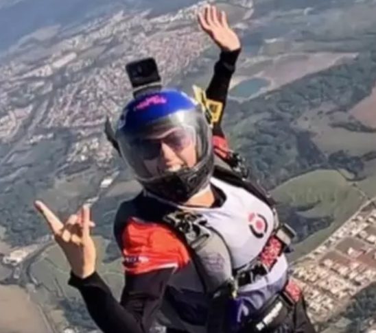 A experiente paraquedista chilena Carolina Muñoz Kennedy, de 40 anos, morreu após seu paraquedas principal falhar em pleno voo.