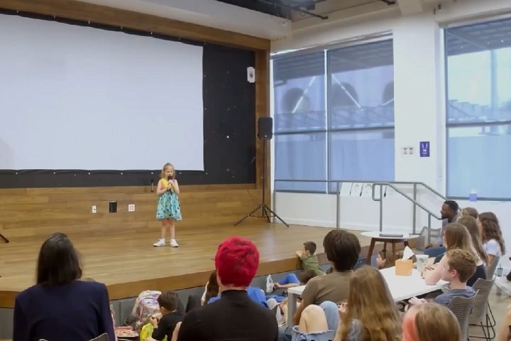 O processo de admissão é feito em três fases, sendo a primeira um Show Case, um tipo de apresentação para pais e alunos.