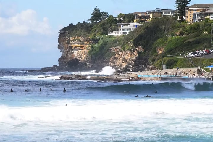 É uma ampla faixa de areia com aproximadamente 1,2 km de extensão. É conhecida por suas ondas fortes e constantes, o que a torna um ponto extremamente popular para o surfe.