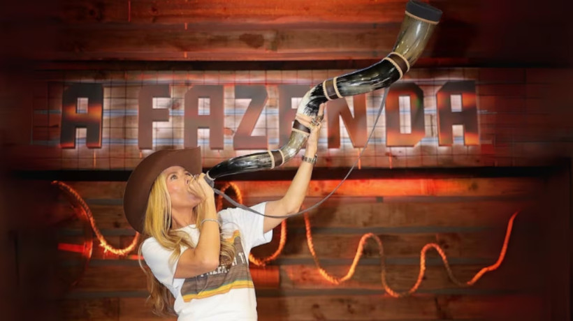 Adriane Galisteu segue a cargo da apresentação de A Fazenda 17; confira que horas começa hoje, terça, 16 de setembro, e onde assistir 