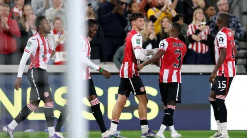 Valdimarsson falha feio em gol do Leão no tempo normal, mas pega duas cobranças e garante os Bees nas oitavas da Copa da Liga Inglesa