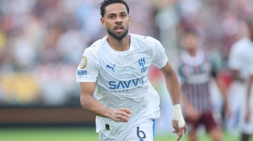 Representantes de lateral-esquerdo pedem uma liminar na Fifa para que possa inscrevê-lo em um novo clube e aguardam desfecho da situação