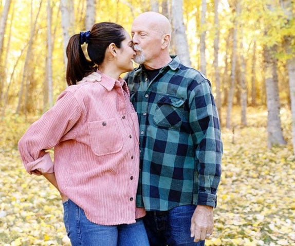 Emma disse que a casa de Bruce foi adaptada às  necessidades do ator e tem uma equipe de cuidados 24 horas. Segundo ela,  a decisão da 'separação ' foi tomada visando ao bem-estar das filhas.